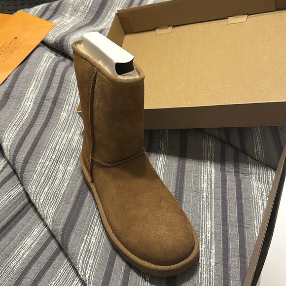 Uggs classic boot. Size 9 chestnut nwt - Picture 9 of 9